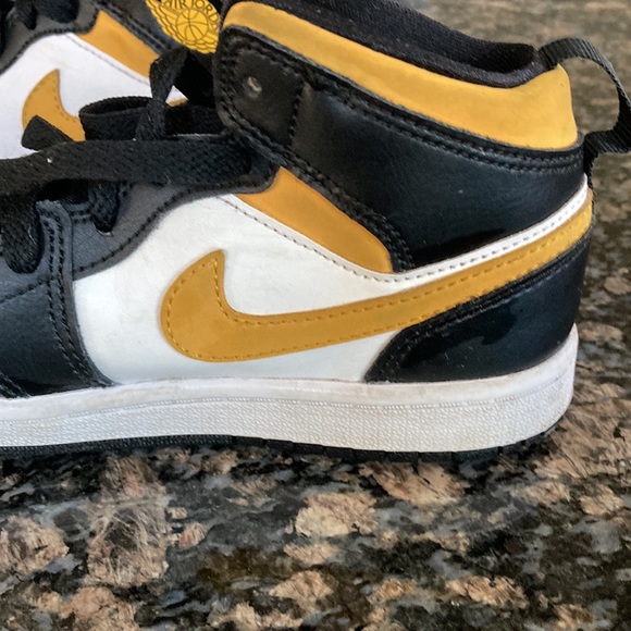 NIKE AIR JORDAN 1 MID WHITE POLLEN BLACK (PS)SNEAKER 640734-177 SIZE 13.5 - Picture 6 of 7